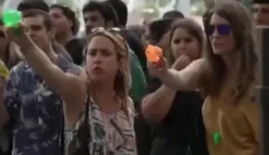 Ισπανία: Διαδηλωτές «επιτέθηκαν» με νεροπίστολα σε τουρίστες – «Αρκετά, να πάνε σπίτια τους» (βίντεο) 
