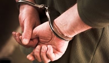 Χανιά: Συνελήφθησαν τρεις άνδρες που «ξάφριζαν» μεθυσμένους τουρίστες στον Πλατανιά