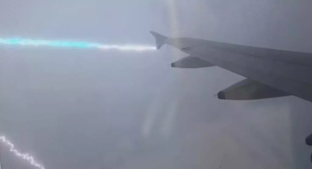 Βίντεο: Αεροσκάφος της British Airways χτυπήθηκε από κεραυνό