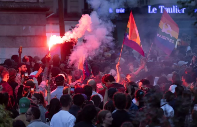 Γαλλία: Επεισόδια μετά τη νίκη της αριστεράς στις εκλογές – Συγκρούσεις με αστυνομικούς και χρήση δακρυγόνων