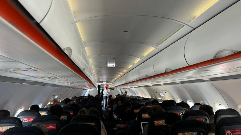 Ταλαιπωρία για επιβάτες πτήσης από Νίκαια σε Μύκονο – Το αεροσκάφος δεν μπορούσε να προσγειωθεί λόγω των ανέμων (φωτο) 