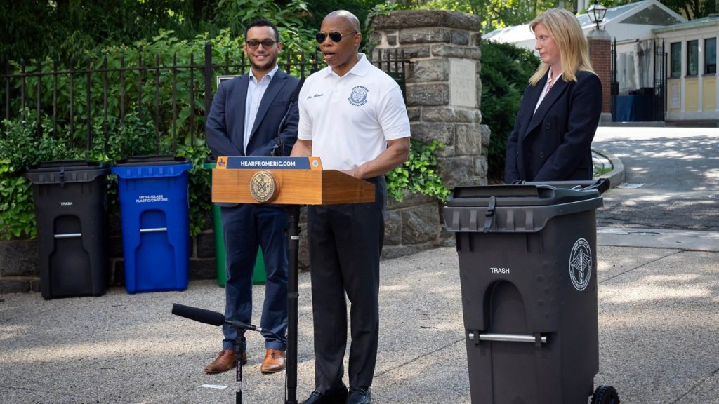 ΗΠΑ: Ο δήμος της Νέας Υόρκης παρουσίασε τους κάδους σκουπιδιών ως.. πρωτοποριακή λύση για το πρόβλημα με τα απορρίμματα