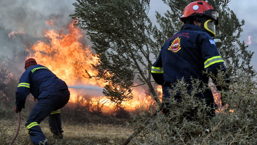 Χωρίς ενεργό μέτωπο η φωτιά στα περίχωρα της Πάτρας κοντά στο Γηροκομείο (φώτο-βίντεο)