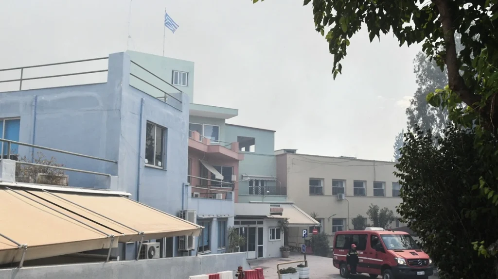 Φωτιά στην Πάτρα: Αναστέλλεται προσωρινά η λειτουργία του Καραμανδάνειου νοσοκομείου Παίδων – Κάηκαν σπίτια και αυτοκίνητα 