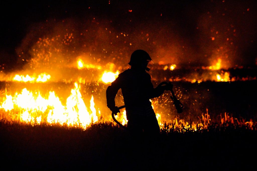 Πάτρα: Aστυνομικός σώζει ηλικιωμένο από τις φλόγες – Συγκλονιστική εικόνα (φωτο)