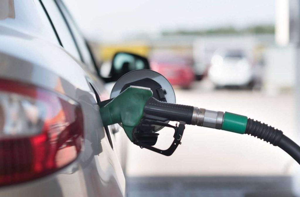 Ακρίβεια: Στα ύψη η τιμή της βενζίνης – Γιατί δεν μειώνεται