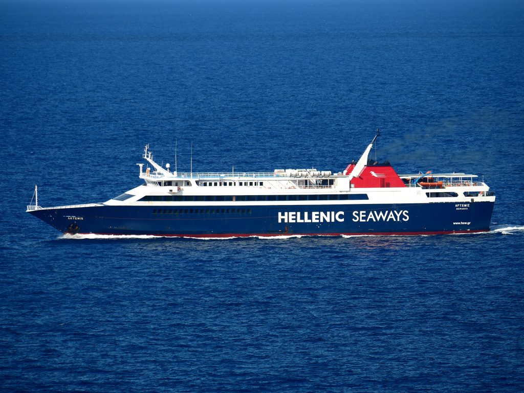 Στο λιμάνι της Σύρου λόγω εμπλοκής των άγκυρών του επέστρεψε το πλοίο «Άρτεμις»