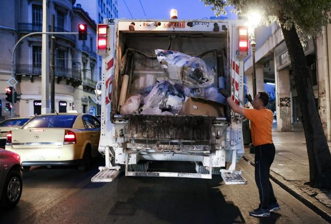 Χαλκιδική: Νεκρός ένας 48χρονος υπάλληλος καθαριότητας που παρασύρθηκε από αυτοκίνητο πίσω από απορριμματοφόρο