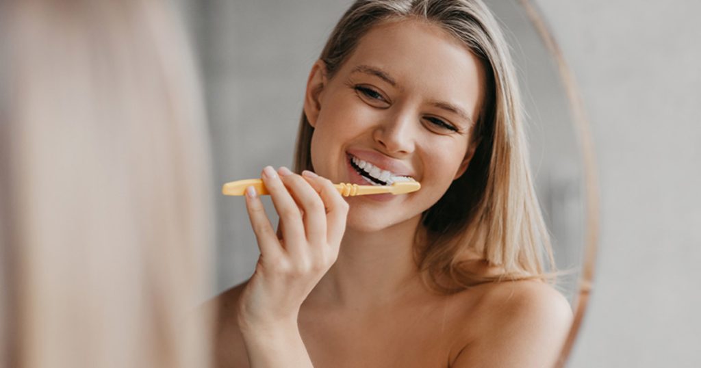 Πέντε απλοί και σπιτικοί τρόποι για να αποκτήσετε πιο λευκά και λαμπερά δόντια