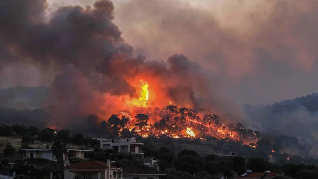 Πυρκαγιά στην Κορινθία: Μεγάλες αναζωπυρώσεις σε Χαλκί και Κούτσι – Ισχυροί άνεμοι δυσκολεύουν την κατάσβεση
