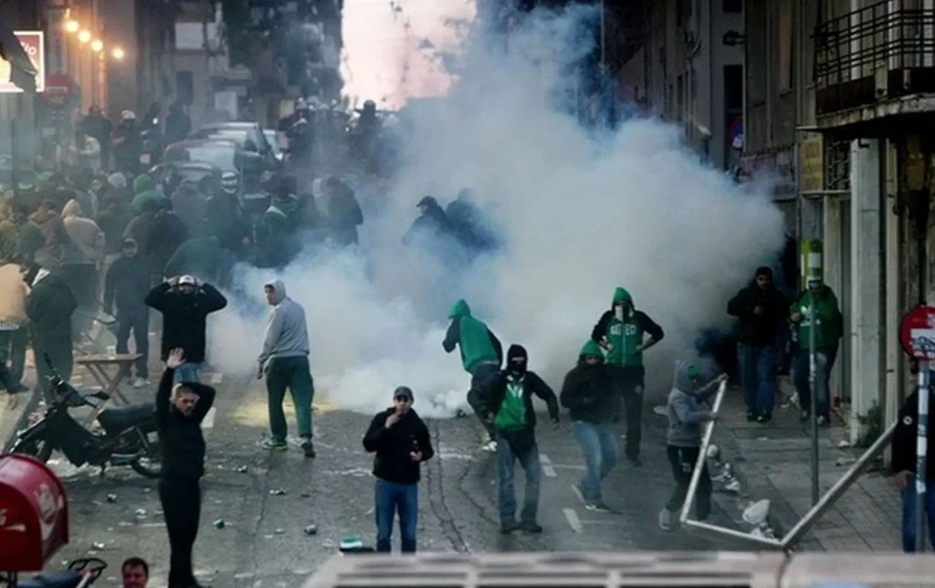 Άγρια συμπλοκή με πυροβολισμούς οπαδών στην Λεωφόρο Αλεξάνδρας – Τραυματίστηκαν τρία άτομα