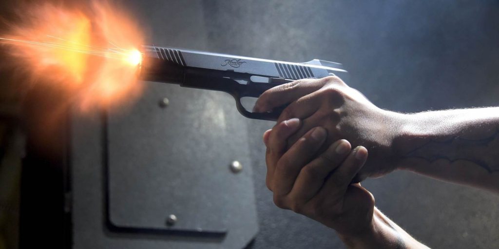 Πυροβολισμοί στην πλατεία Βικτωρίας: Πεθερός χτύπησε στο κεφάλι τον γαμπρό του με τη λαβή του όπλου