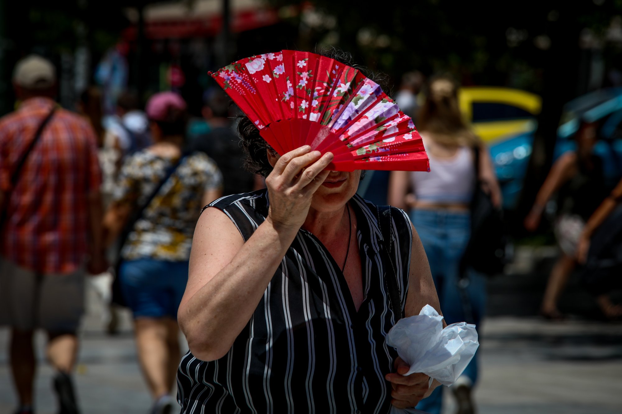 Καύσωνας: Ο κίνδυνος της θερμής επιβάρυνσης – Ανησυχία από τις υψηλές θερμοκρασίες κατά τη διάρκεια της νύχτας 