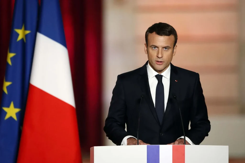 Γαλλία: Tα «αριστερά» κόμματα αρχίζουν τα «τρώγονται» μεταξύ τους – Ο Εμανουέλ Μακρόν συγκαλεί το υπουργικό συμβούλιο