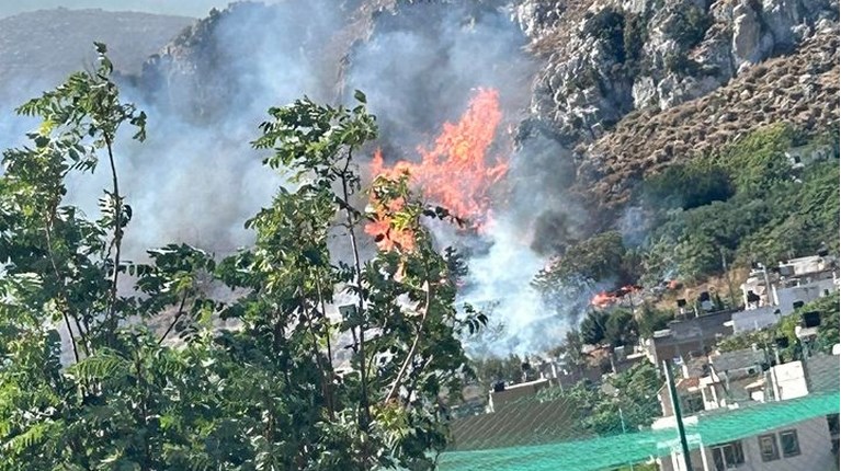 Πυρκαγιά στο Ηράκλειο της Κρήτης κοντά σε σπίτια – Επιχειρούν δύο ελικόπτερα