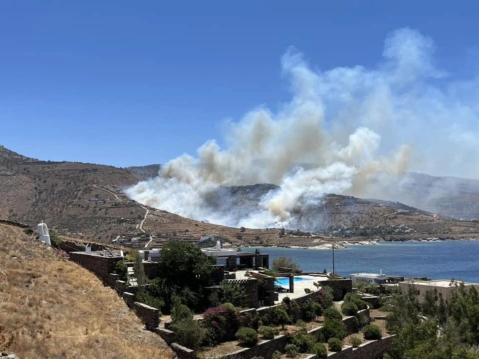 Φωτιά σε δασική περιοχή στην Λιγιά Κέας – Κάηκαν σπίτια (φώτο-βίντεο) (upd)