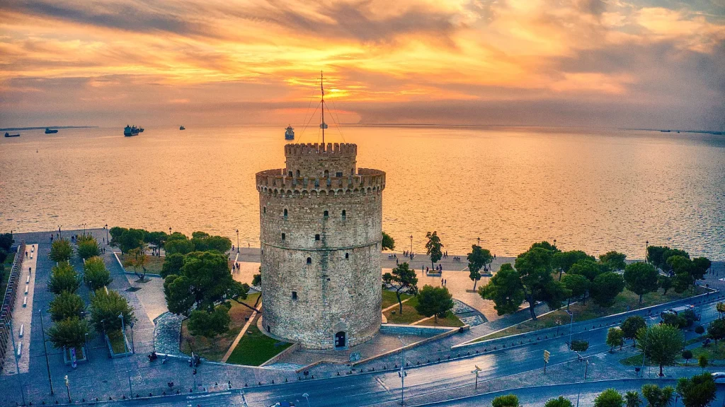 Θεσσαλονίκη: Στην παλιά παραλία της πόλης θα τοποθετηθεί το «δέντρο της μνήμης» για τα θύματα της σφαγής των Τεμπών
