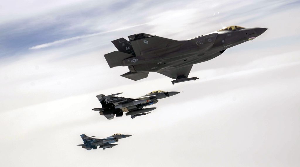 Συνεδρίασε το ΚΥΣΕΑ: «Κλείδωσε» η προμήθεια των F-35 και των μη επανδρωμένων ελικοπτέρων S100
