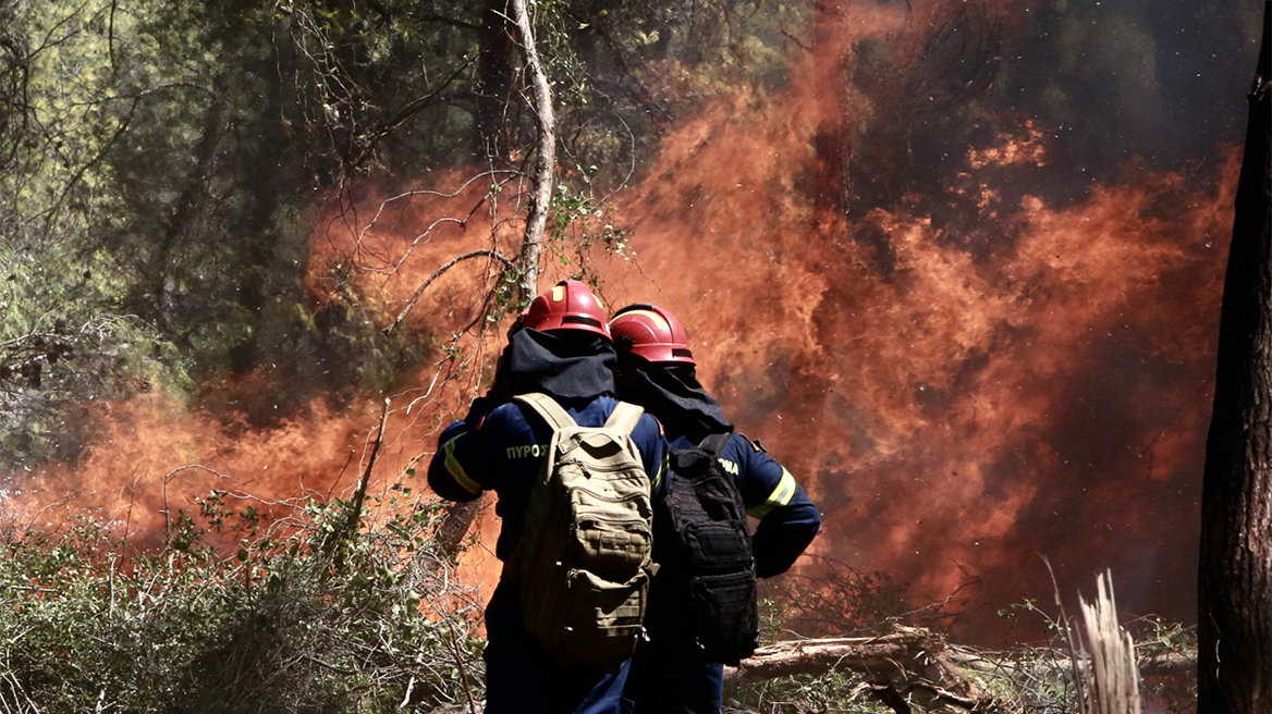 Καρδιακό επεισόδιο υπέστη πυροσβέστης που επιχειρούσε εθελοντικά στη φωτιά στο Σοφικό Κορινθίας