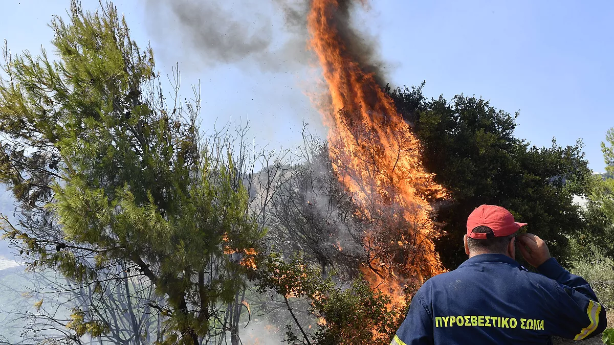 Φωτιά στα σύνορα των Ευζώνων – Έκλεισε η ΠΑΘΕ (φώτο)