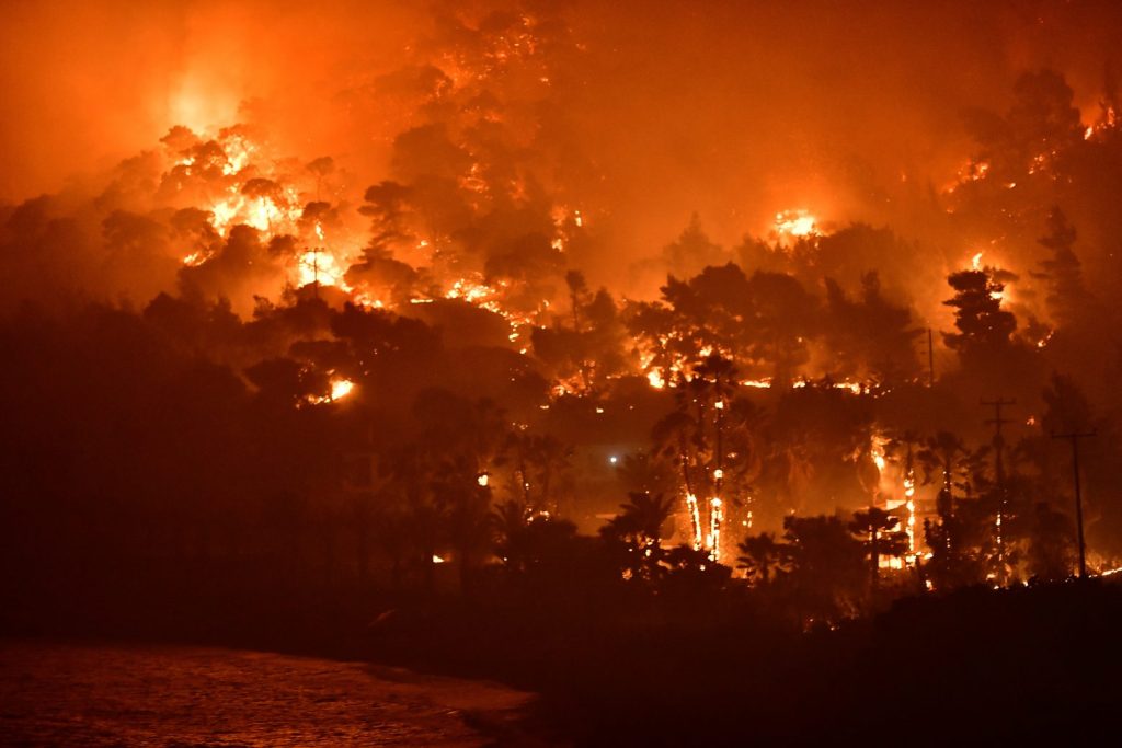 Κορινθία: Τεράστια φωτιά στο Σοφικό – Κινδύνεψαν πυροσβέστες (βίντεο) (upd)