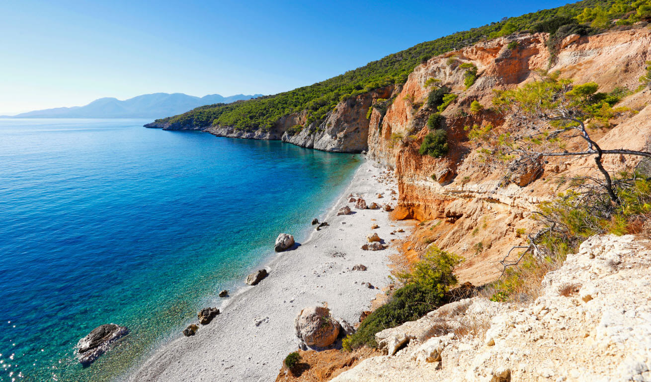 Παράνομη χωματερή στο Αγκίστρι – Σε απόσταση αναπνοής από την θάλασσα (φωτο)