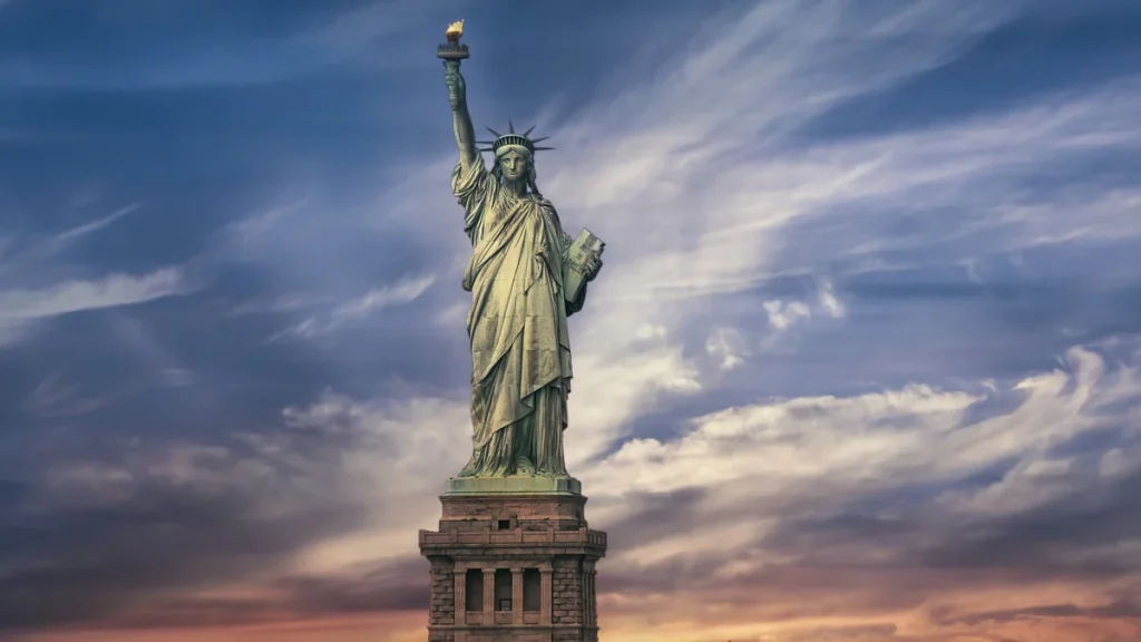 Νέα Υόρκη: Μετεωρίτης πέρασε ξυστά από το Άγαλμα της Ελευθερίας
