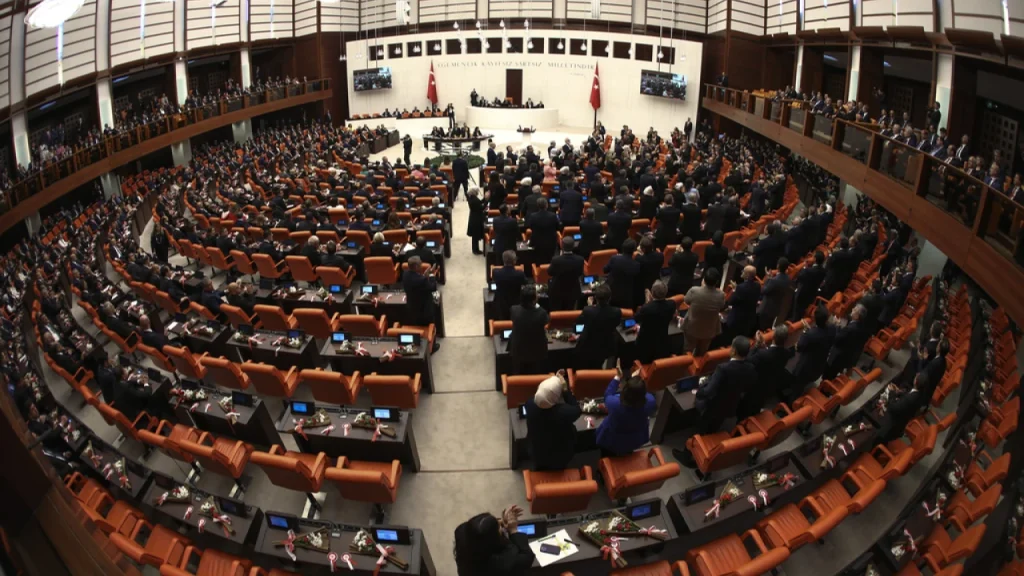 Τουρκική Βουλή: Η Εθνοσυνέλευση πέρασε ψήφισμα για τη διεθνή αναγνώριση των κατεχόμενων