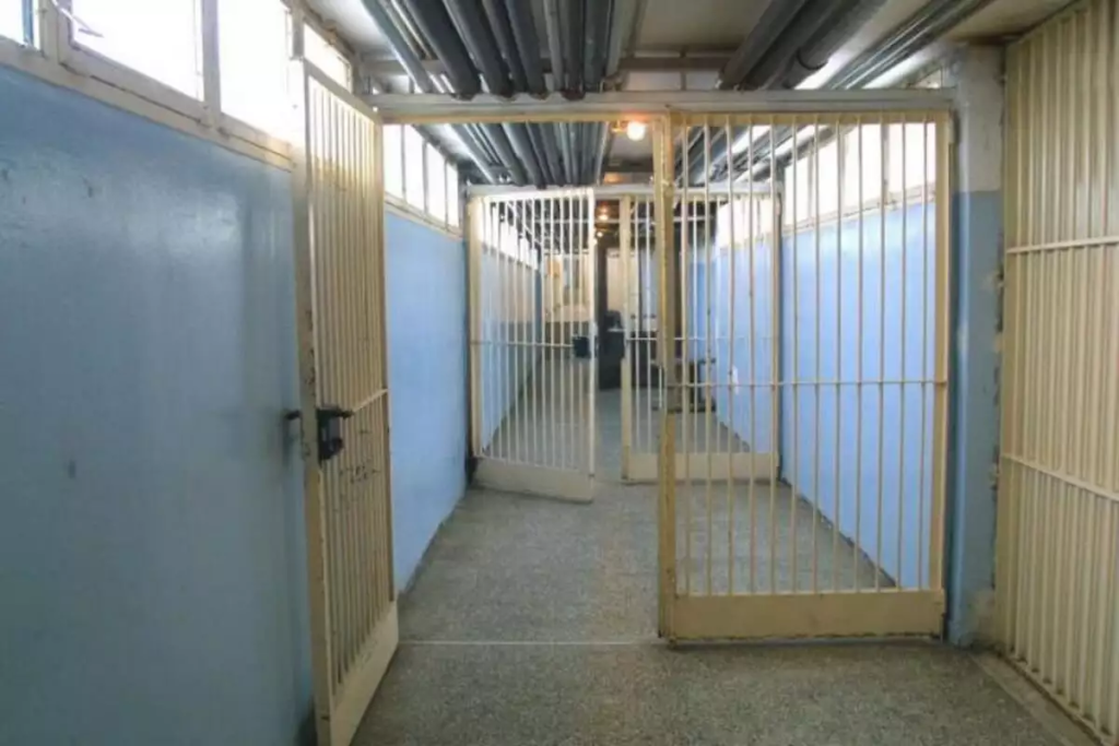 Έρευνα στις φυλακές Αυλώνα: Βρέθηκαν 15 κινητά τηλέφωνα και αυτοσχέδια όπλα