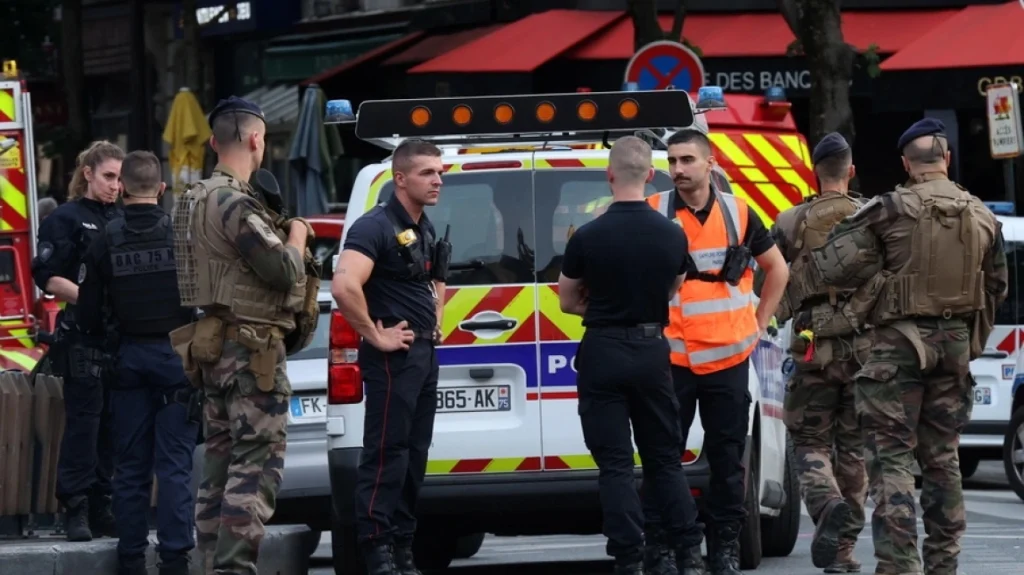 Παρίσι: Υποψίες για τρομοκρατική ενέργεια πίσω από τροχαίο που παρέσυρε θαμώνες καφετέριας
