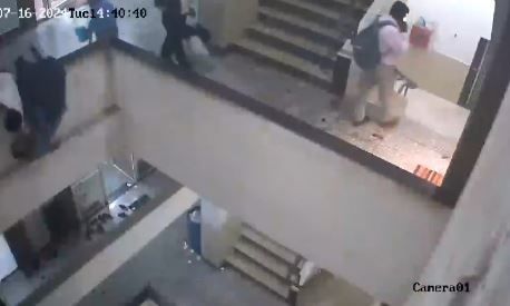 Φρίκη στην Ινδία: Η στιγμή που καθαρίστρια πέφτει από τρεις ορόφους μετά από σπρώξιμο συναδέλφου της (βίντεο)