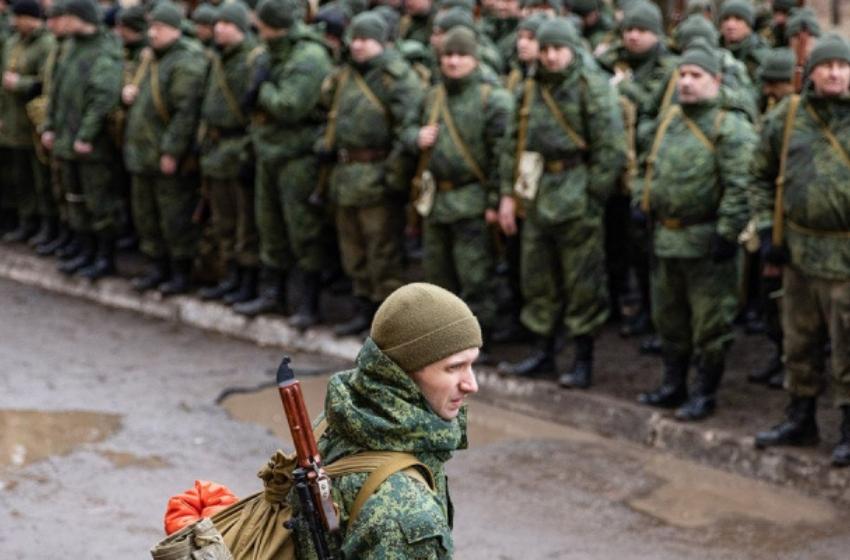 Βίντεο: Γυναίκες εμποδίζουν Ουκρανό στρατονόμο να ανέβει στο λεωφορείο για να «αρπάξει» στρατεύσιμους