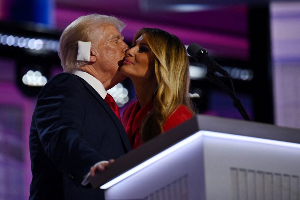 Μ.Τραμπ: Έκλεψε τις εντυπώσεις με το τρυφερό φιλί και το μήνυμα ενότητας