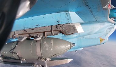 Κατευθυνόμενη βόμβα FAB-3000: Η βόμβα των 3 τόνων εξαπολύεται από Su-24 (βίντεο)