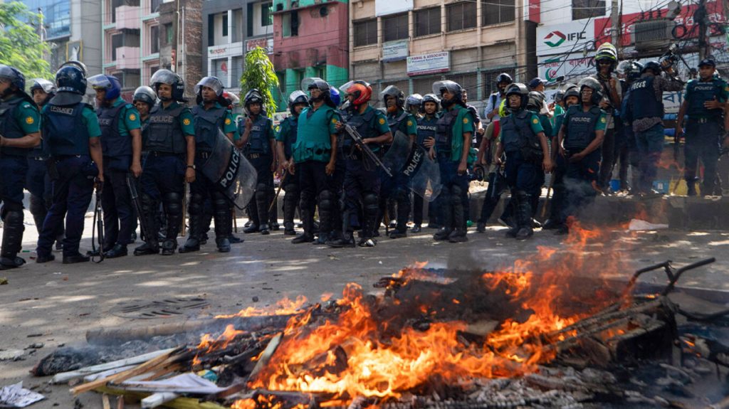 Μπαγκλαντές: Εντείνονται η βία και οι διαδηλώσεις – Στους 105 έχει φτάσει ο αριθμός των νεκρών