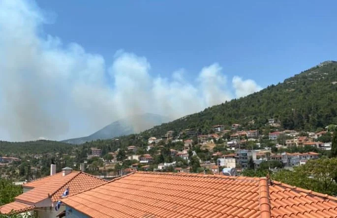 Πυρκαγιά σε δασική έκταση στις Ερυθρές Αττικής – Ισχυρή κινητοποίηση της πυροσβεστικής