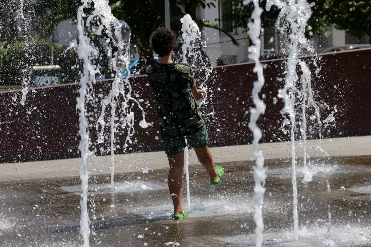 Καιρός: Δεν λέει να υποχωρήσει ο καύσωνας – Ποιες περιοχές θα «ψηθούν»