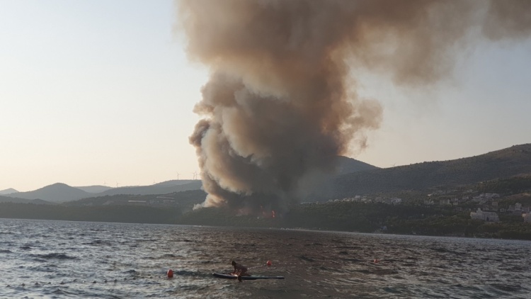 Κροατία: Πυρκαγιά κοντά σε δημοφιλή τουριστικό προορισμό (βίντεο)