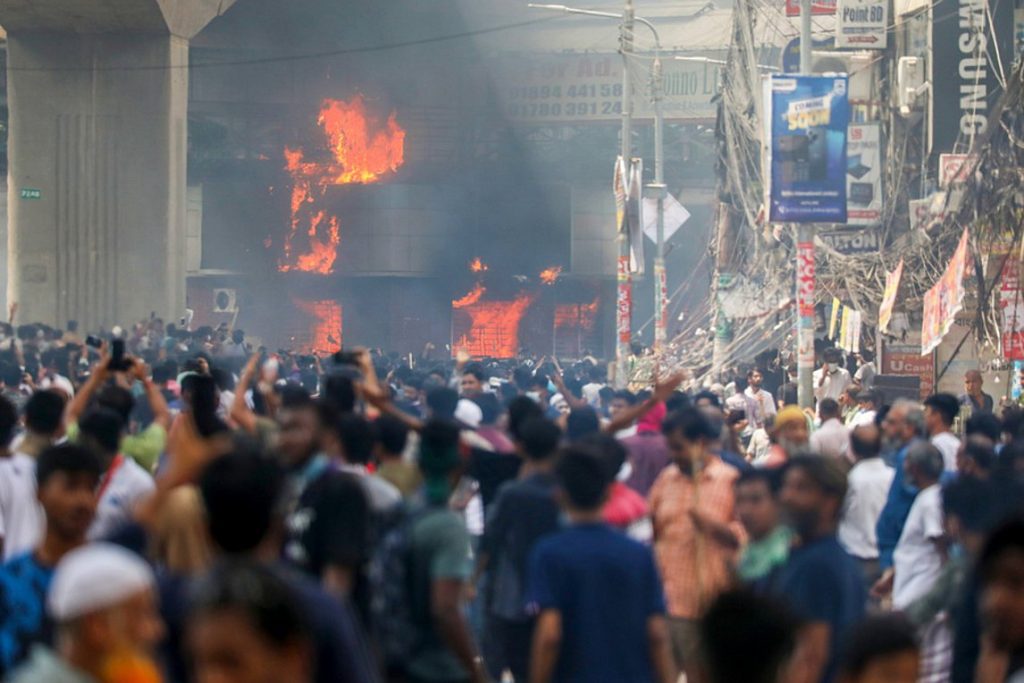 Μπανγκλαντές: Τουλάχιστον 39 νεκροί σε σφοδρές συγκρούσεις αστυνομίας και φοιτητών