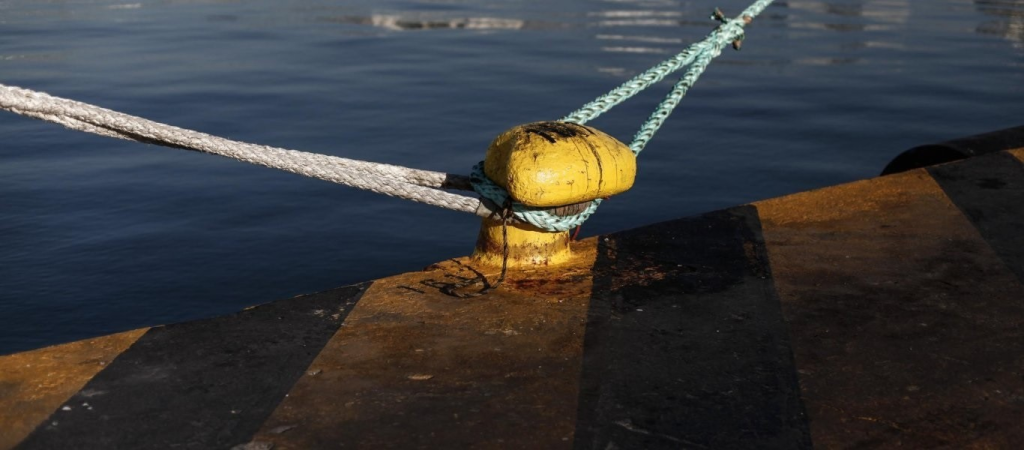 Έσπασε ο κάβος πλοίου στο λιμάνι της Σίφνου – Τραυματίστηκαν δύο άτομα