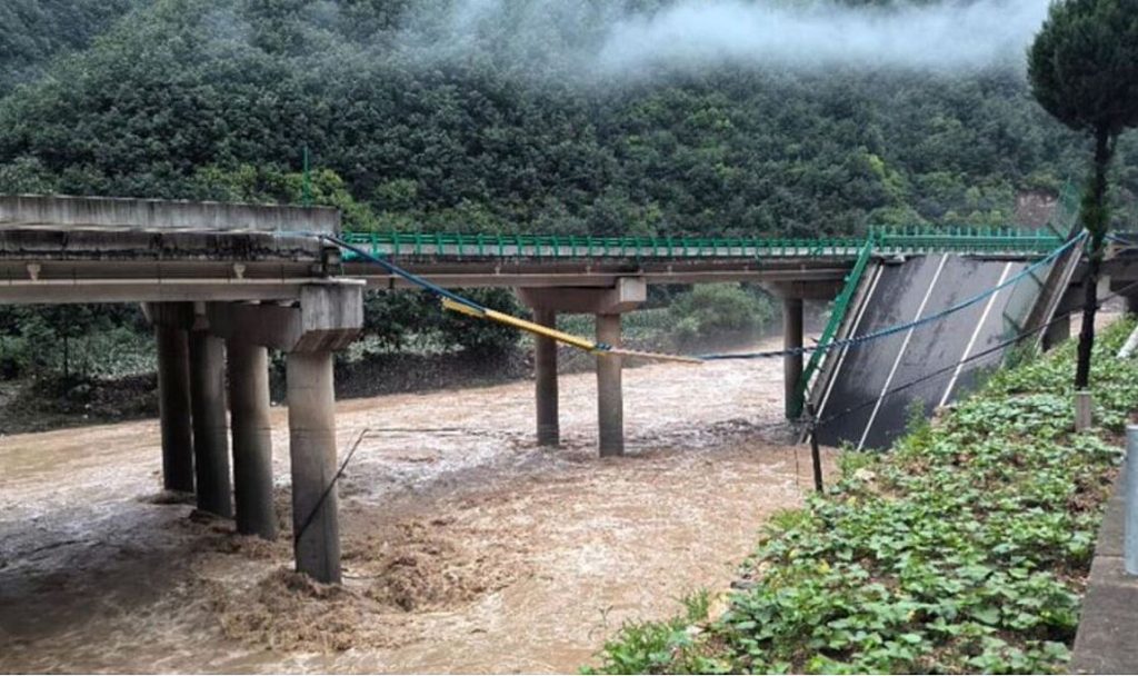 Κίνα: Κατάρρευση γέφυρας λόγω σφοδρών βροχοπτώσεων – 11 νεκροί