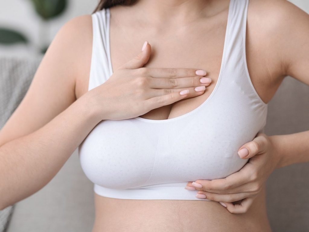 Φαγούρα στο στήθος: Πιθανές αιτίες και τρόποι αντιμετώπισης