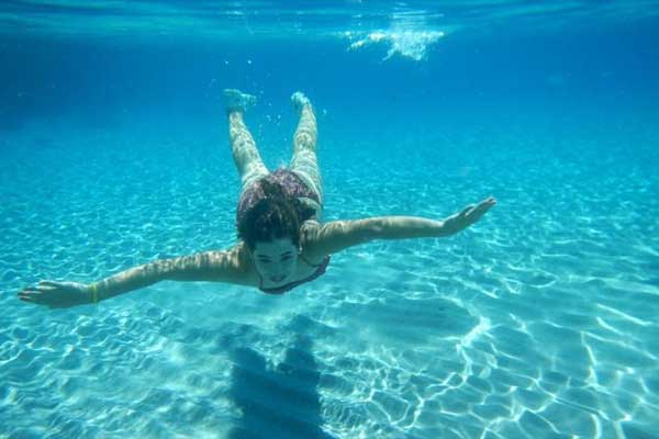 Κολύμπι με ανοιχτά μάτια: Tι κινδύνους κρύβει