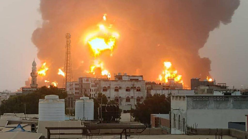 Υεμένη: Ακόμη καίγονται οι δεξαμενές πετρελαίου των Χούθι δείχνουν δορυφορικές φωτογραφίες
