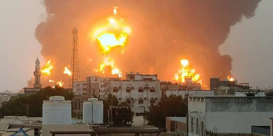 Στις φλόγες λιμάνι των Χούθι από την ισραηλινή αεροπορική επιδρομή (βίντεο)