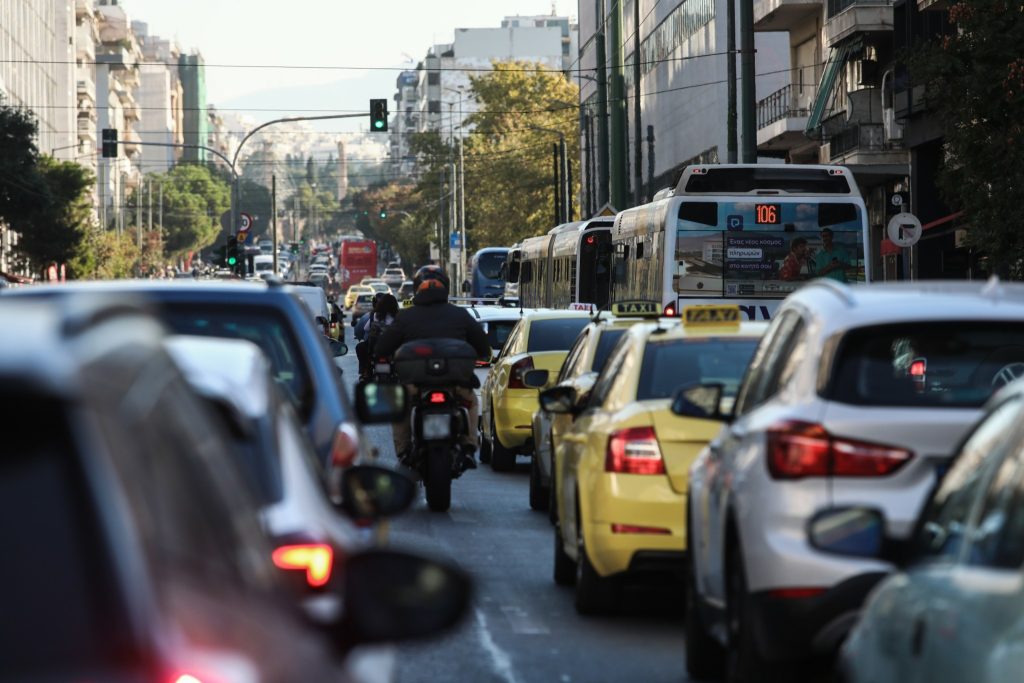 Αυξημένη η κίνηση στην Λεωφόρο Μαραθώνος λόγω τροχαίου – Δύσκολη η κίνηση οχημάτων προς Αθήνα (φωτο)