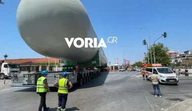 Θεσσαλονίκη: Μεταφορά δεξαμενής προπυλενίου μήκους 63 μέτρων στο λιμάνι! (βίντεο)