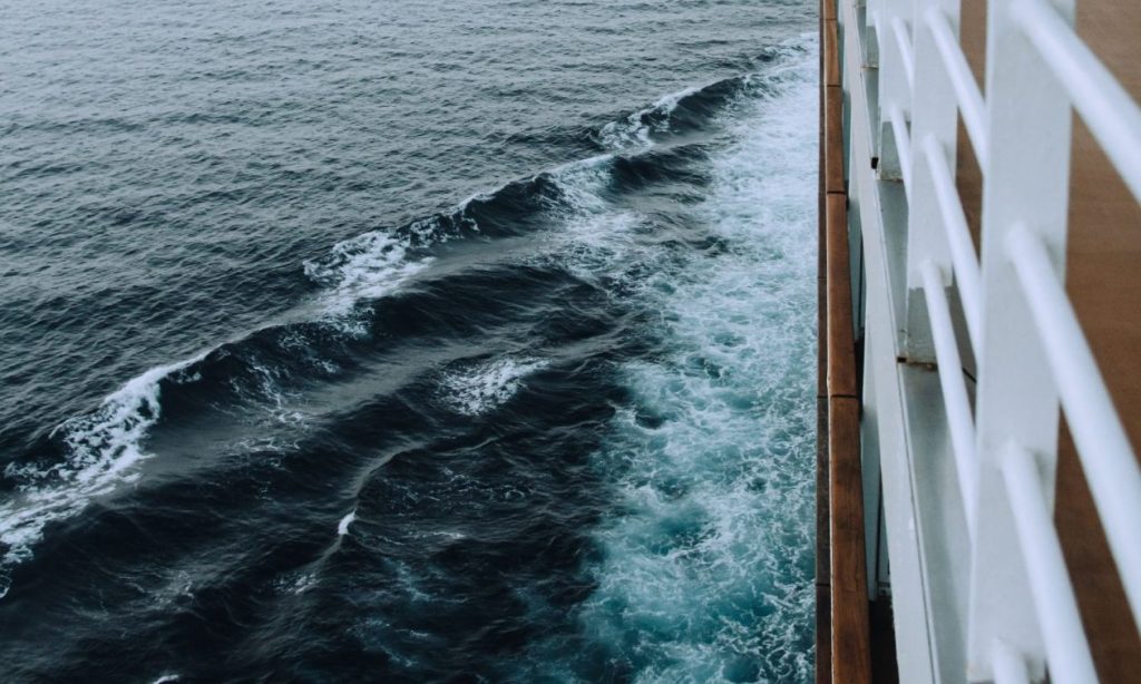 Μύκονος: Πλοίο προκάλεσε υψηλό κυματισμό – Τραυματίστηκαν δύο άτομα 