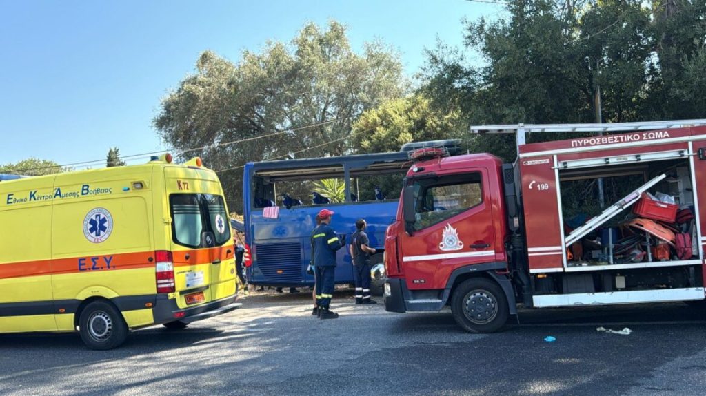 Κέρκυρα: Φωτογραφίες ντοκουμέντα δείχνουν τη σφοδρότητα της σύγκρουσης του λεωφορείου με το φορτηγό