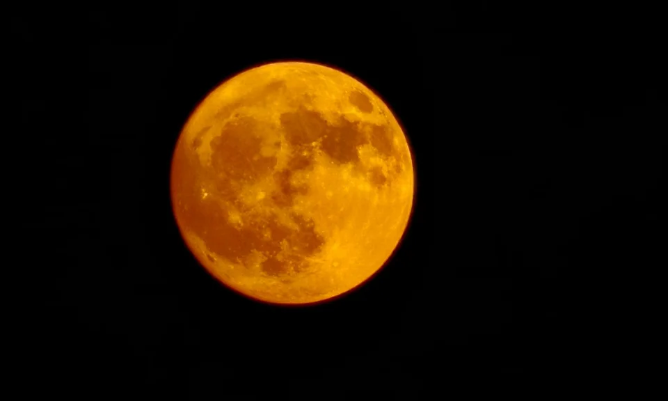 Εντυπωσιακές εικόνες από την πανσέληνο του Ιουλίου γνωστή και ως το «Φεγγάρι του Ελαφιού» (φωτο)